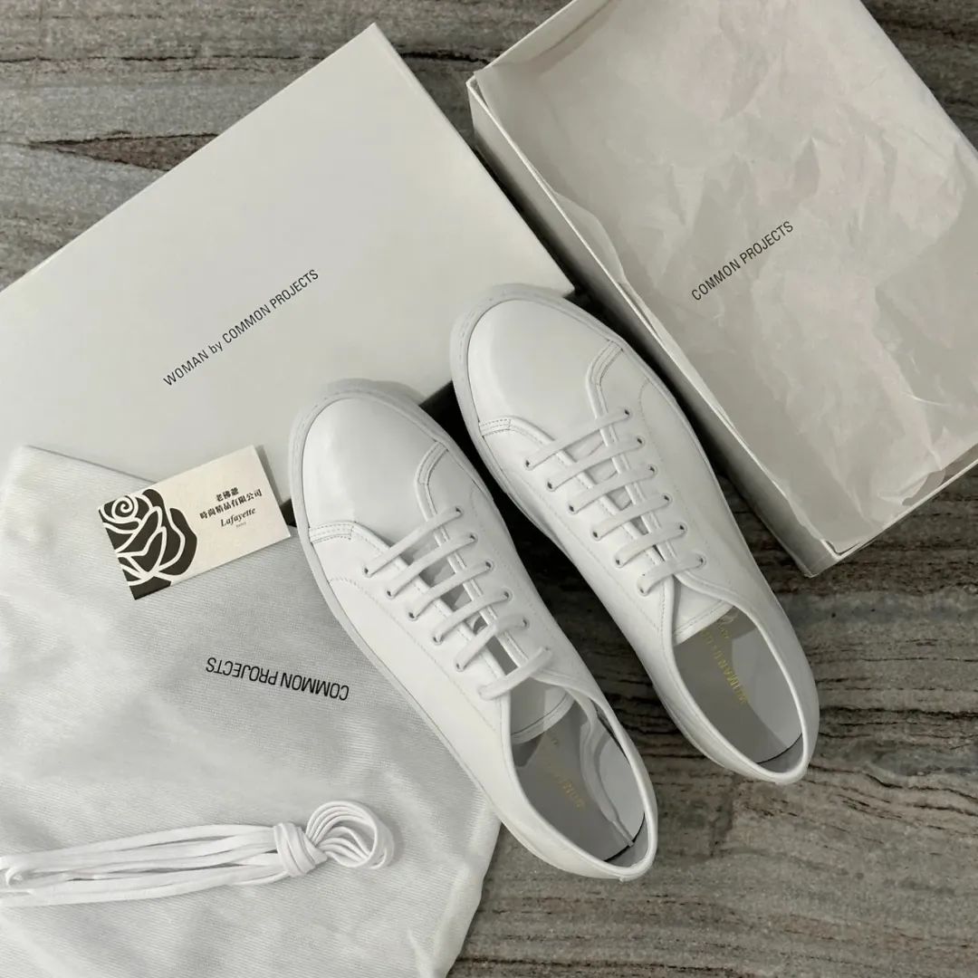 为什么富豪都爱穿「素款运动鞋」?