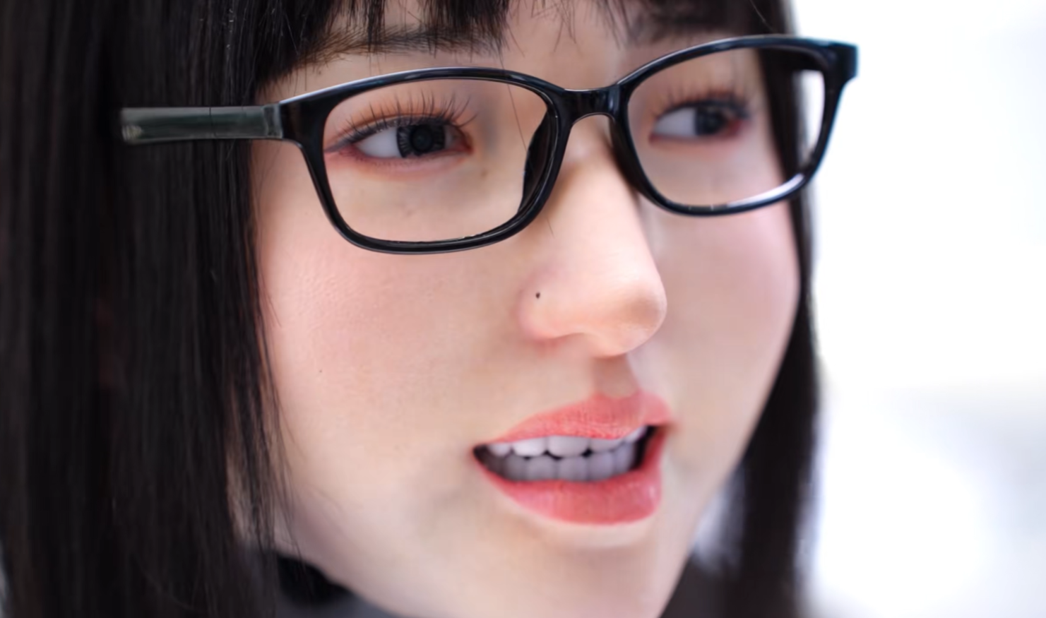 松延动力推出新一代仿生人“小诺” 面部表情逼真