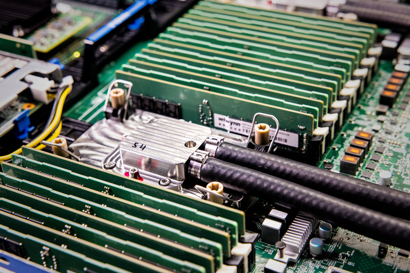 微软在硅片上蚀刻微流体通道 实现三倍冷却效能提升