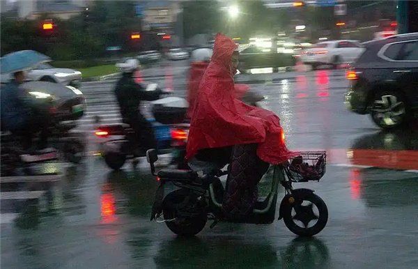 限速 25km/h+涨价千元!新国标电驴是保护 还是添堵?